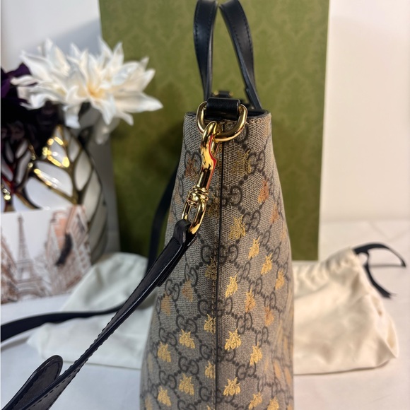 Beautiful Gucci Bee Tote Sold - Picture 3 of 16